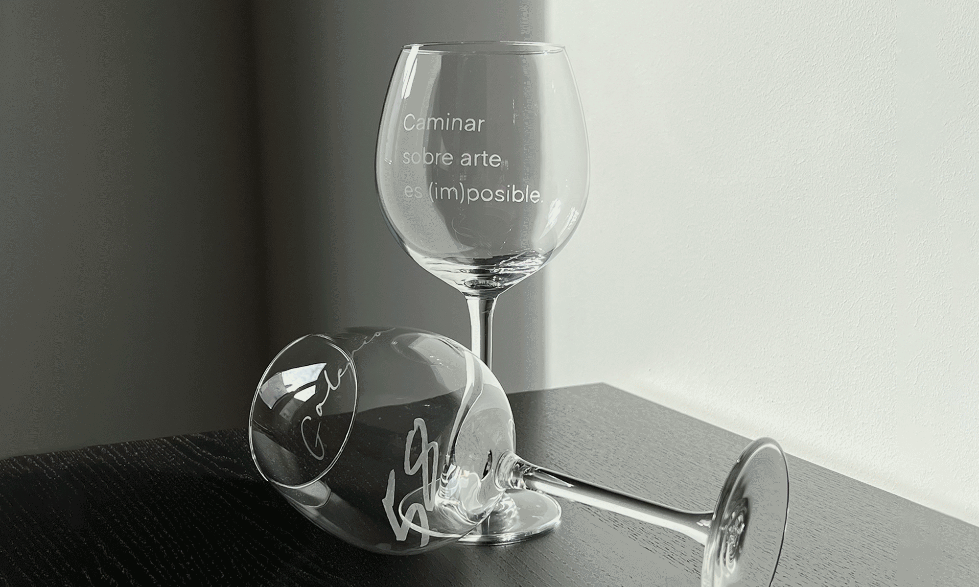 Regalos originales personalizados. Juego de copas personalizadas. Dos copas de vino personalizadas con el eslogan y el logo de la empresa Galería 58, Arnedo, La Rioja.