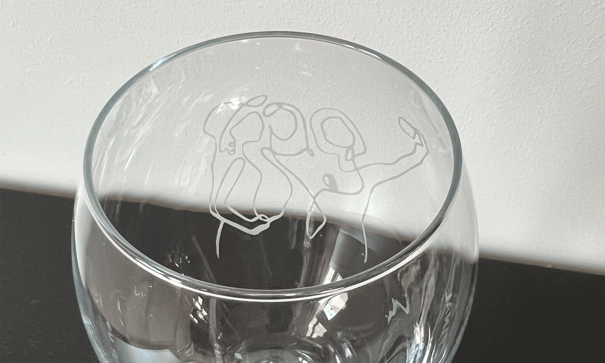 Copa de vino personalizada. Copa de vino grabada con fotografía, diseño de ilustración a partir de fotografía. Regalos originales para amigas. Regalo personalizado original para parejas.