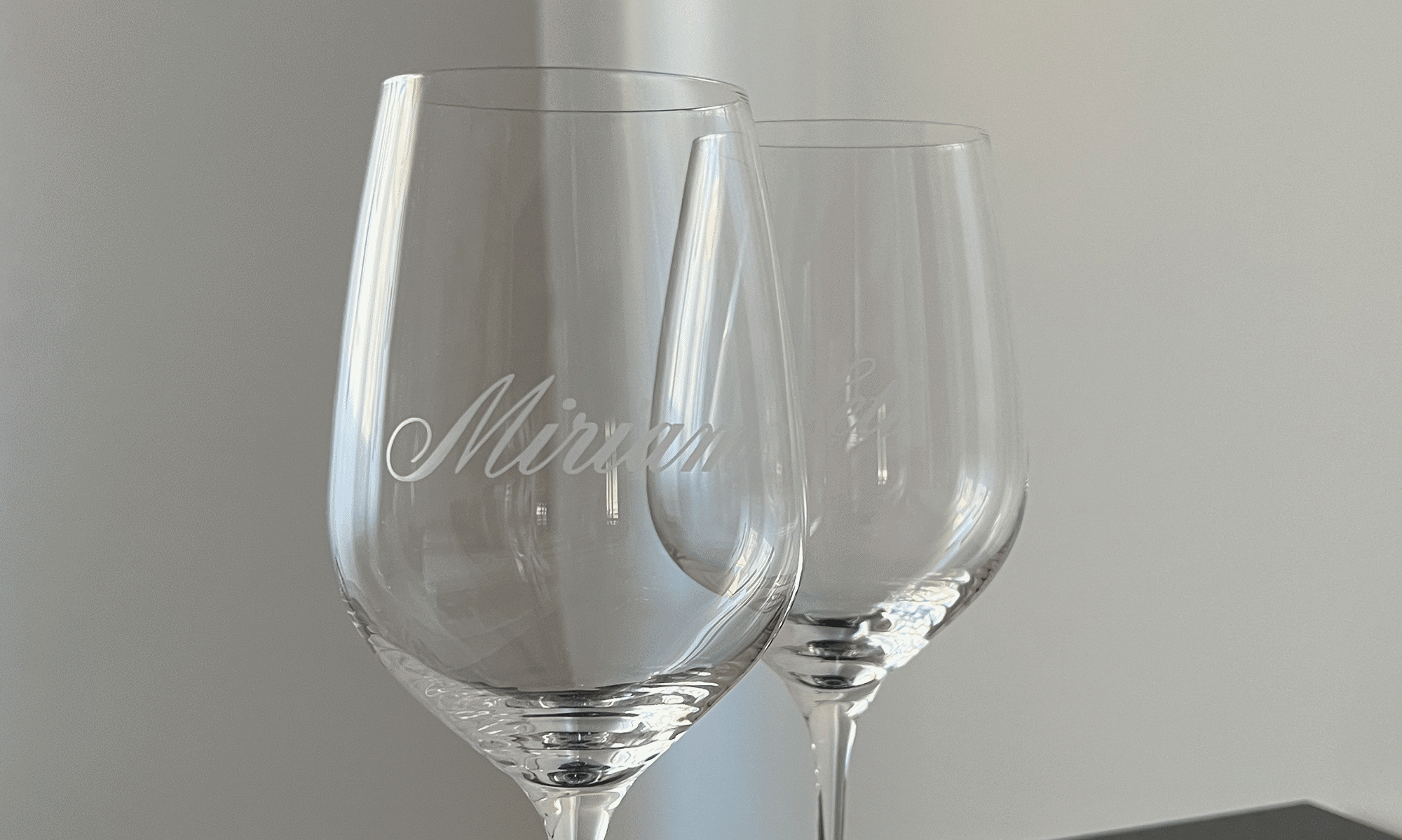 Juego de dos copas de vino personalizadas con nombre. Regalos originales grabados y personalizados con nombre.