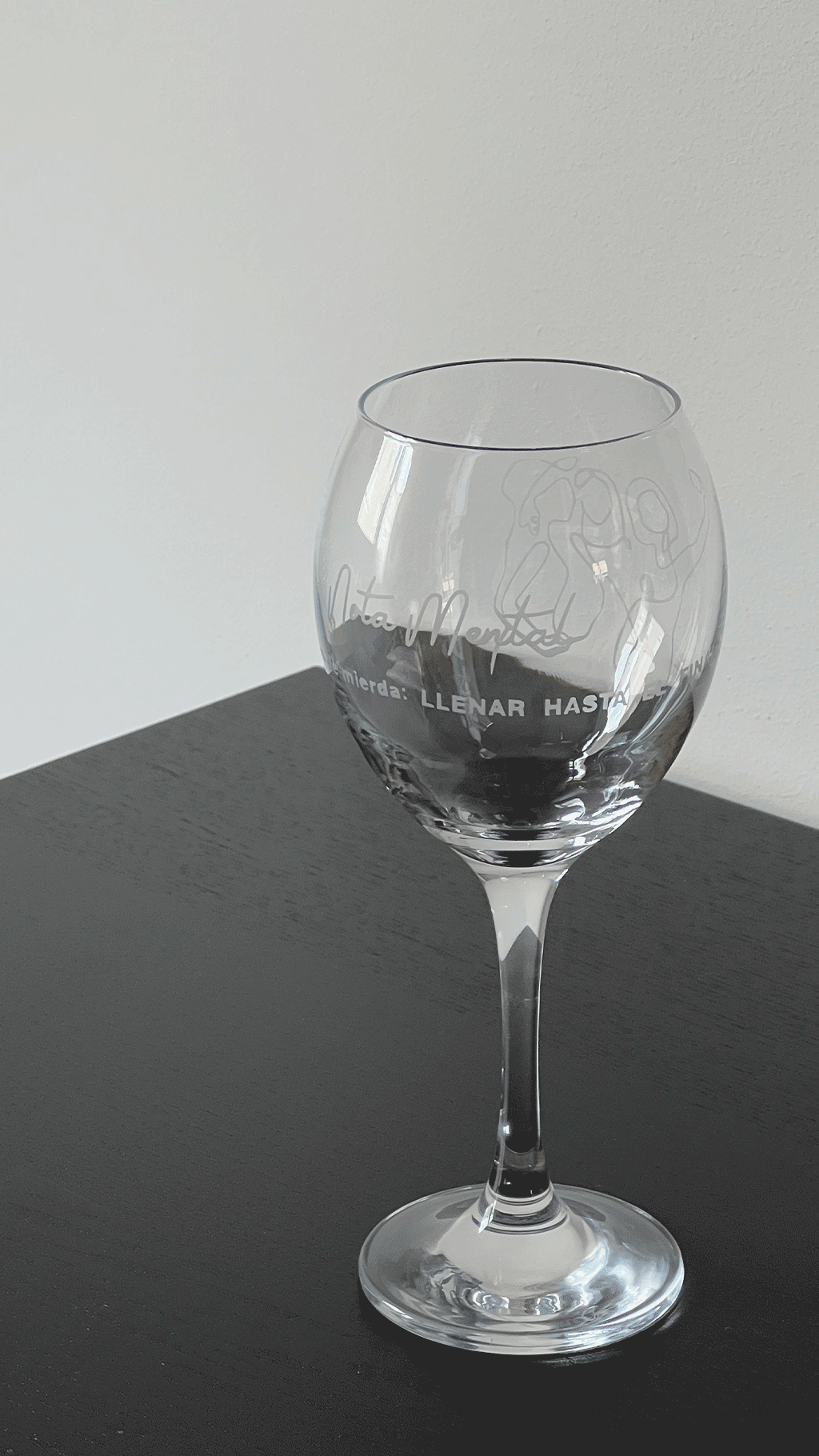 Copa de vino personalizada. Copa de vino grabada con fotografía, diseño de ilustración a partir de fotografía. Regalos originales para amigas. Regalo personalizado original para parejas.