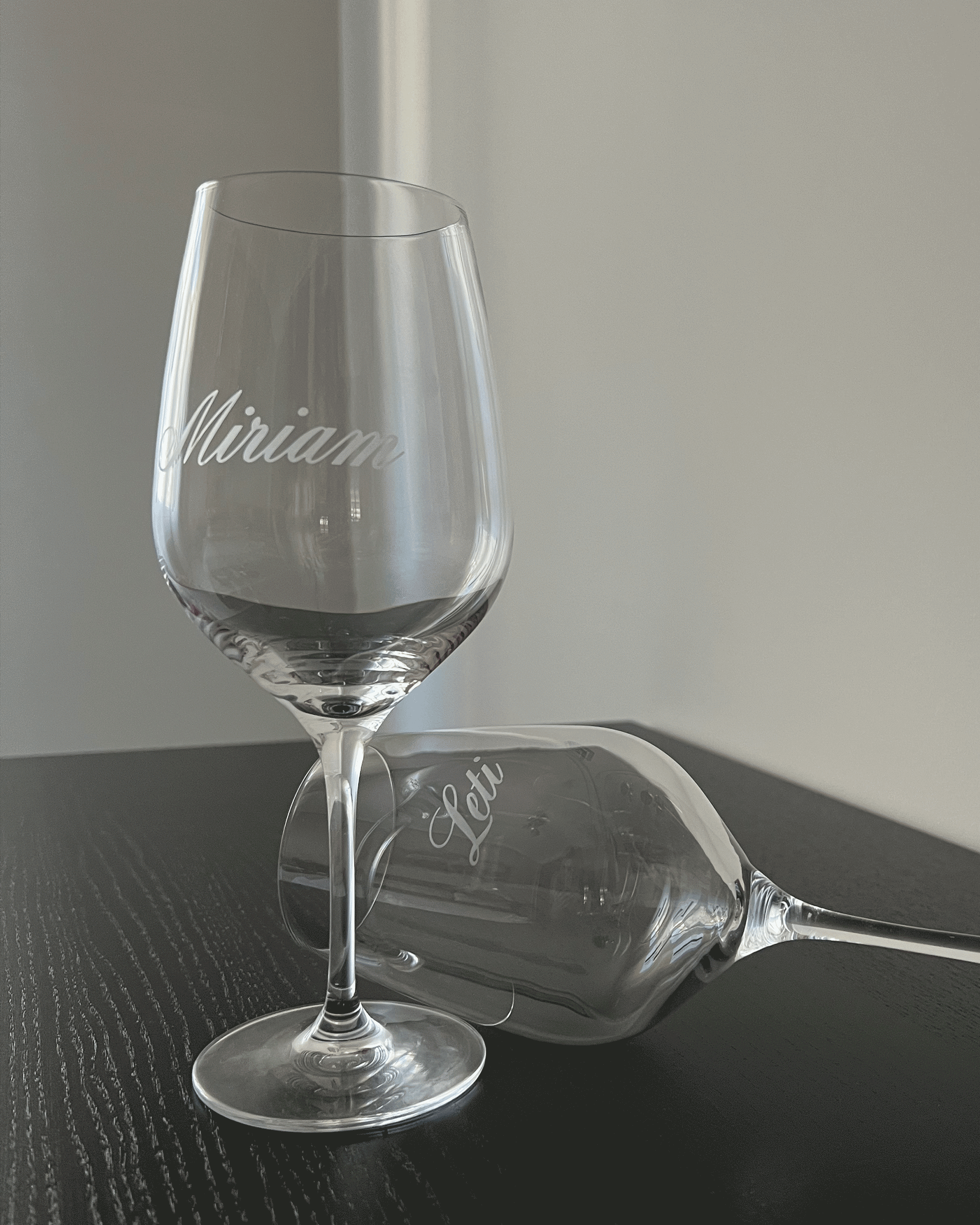 Juego de dos copas de vino personalizadas. Estas dos copas de vino están grabadas con el nombre de las personas a las que van dirigidas.