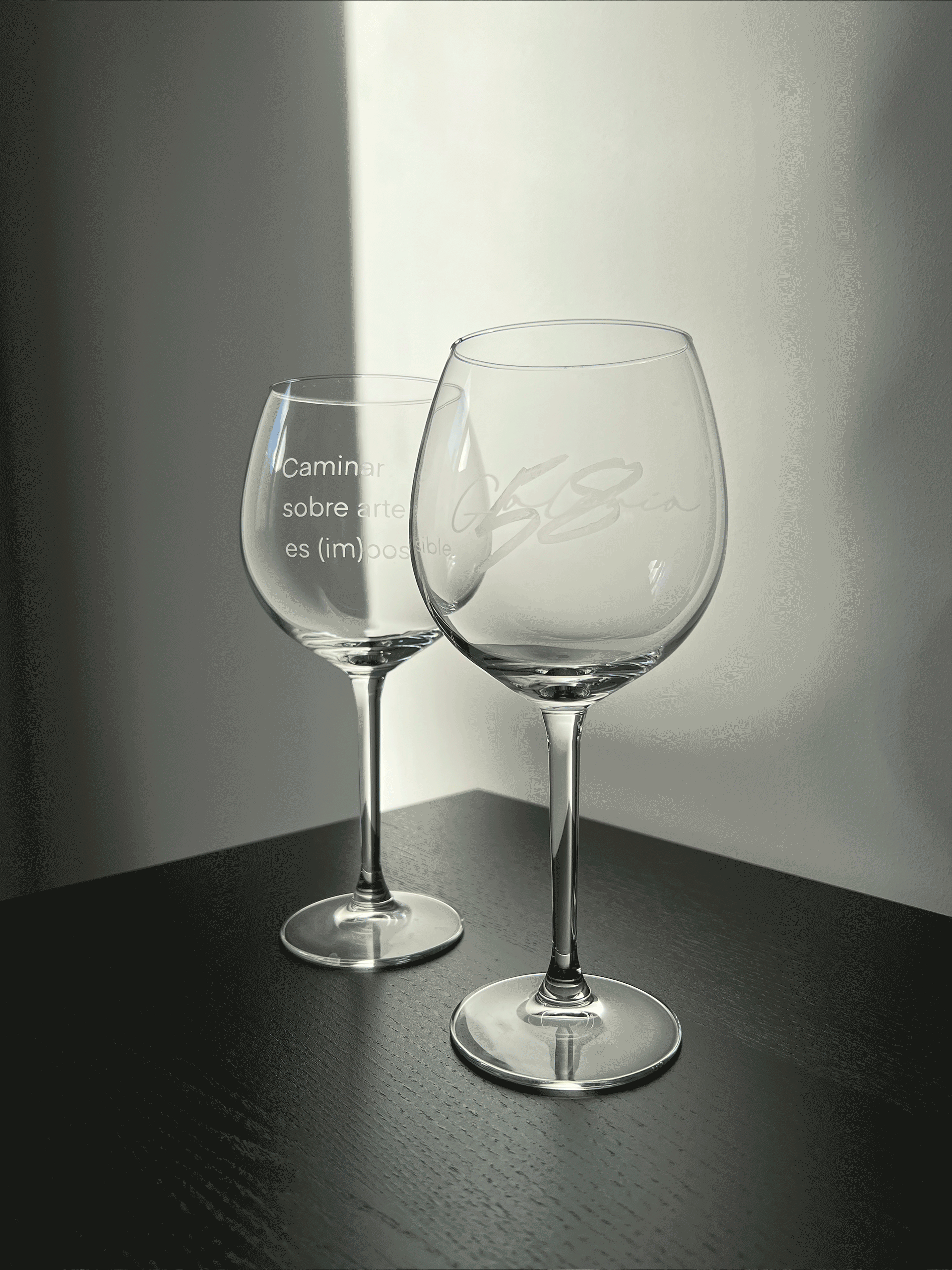 Regalos originales personalizados. Dos copas de vino personalizadas con el eslogan y el logo de la empresa Galería 58, Arnedo, La Rioja.
