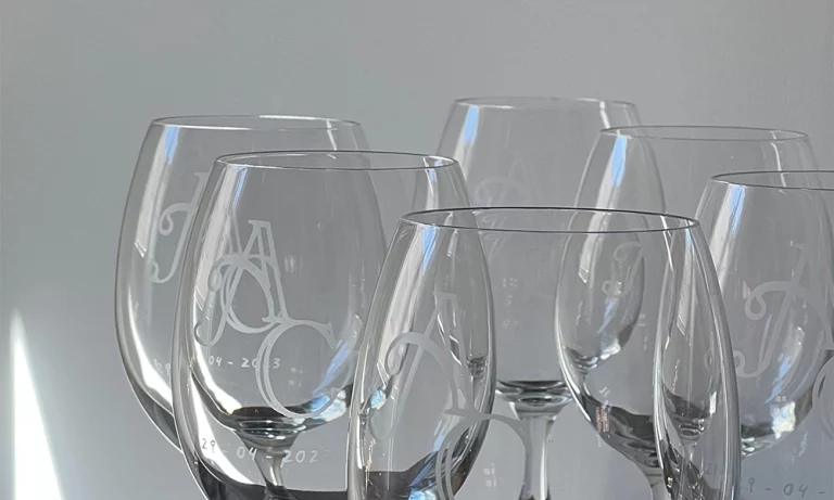 Copas de vino de La Rioja personalizadas con las iniciales y la fecha, un regalo original, único y personalizado para bodas, aniversarios y eventos especiales.