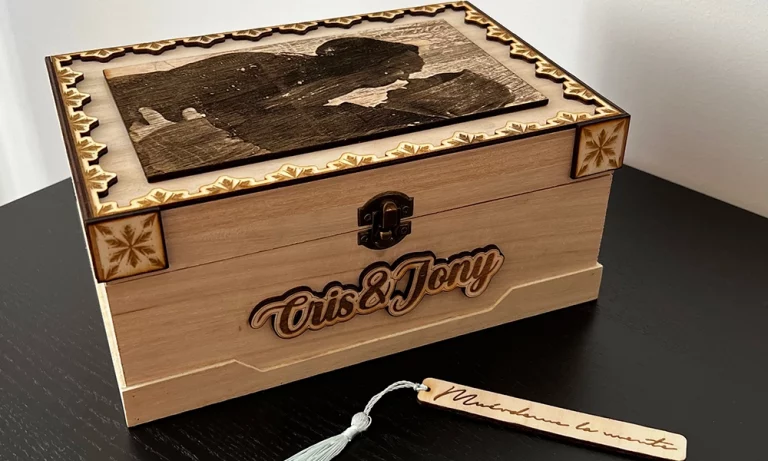 Estuche de madera personalizado con grabado de fotografía y nombres para regalar. PREPARACIÓN ESPECIAL PARA REGALOS.
