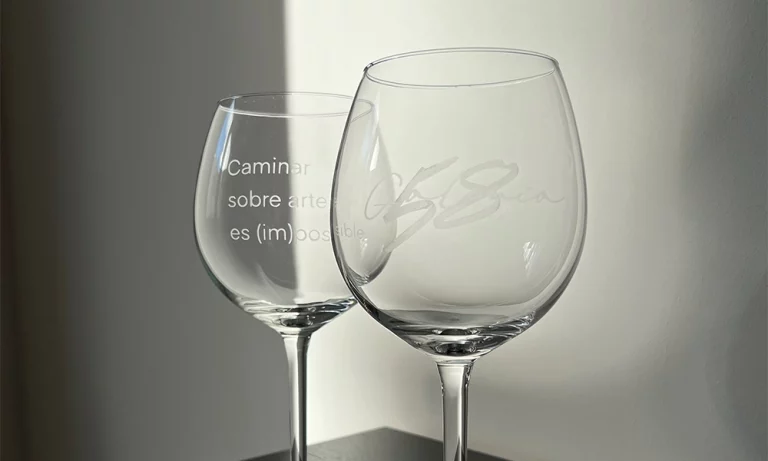 Regalos originales personalizados. Dos copas de vino personalizadas con el eslogan y el logo de la empresa Galería 58, Arnedo, La Rioja.