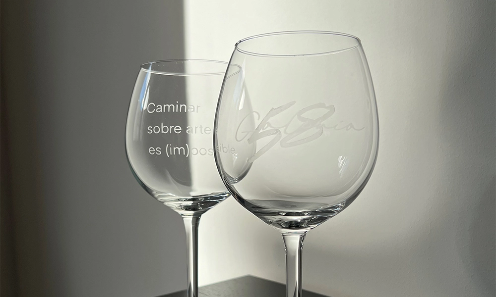 Regalos originales personalizados. Dos copas de vino personalizadas con el eslogan y el logo de la empresa Galería 58, Arnedo, La Rioja.