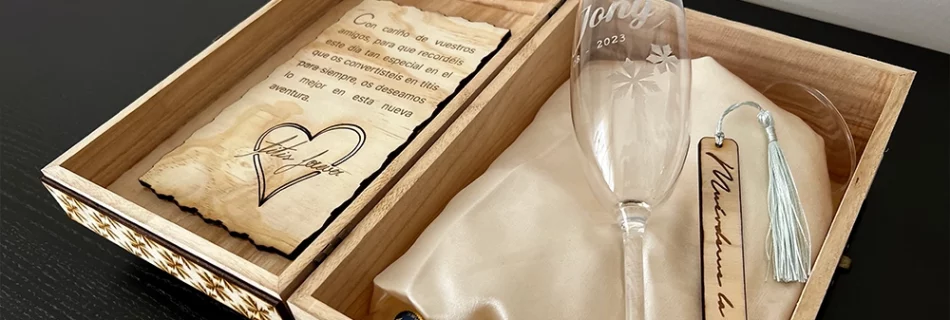 Juego de caja de madera y copas de champán personalizado. Estuche de madera personalizado para regalo y dos copas de champagne personalizadas con nombre, fecha y copos de nieve.
