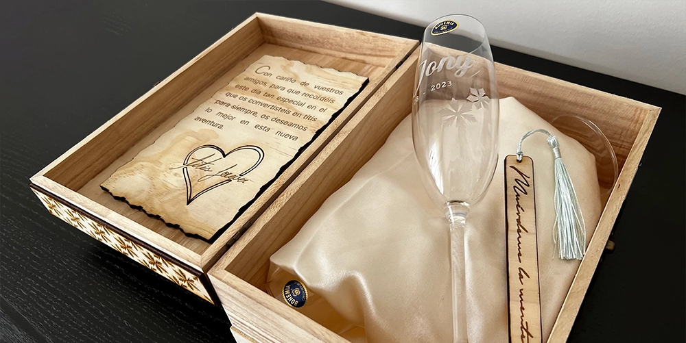 Juego de caja de madera y copas de champán personalizado. Estuche de madera personalizado para regalo y dos copas de champagne personalizadas con nombre, fecha y copos de nieve.